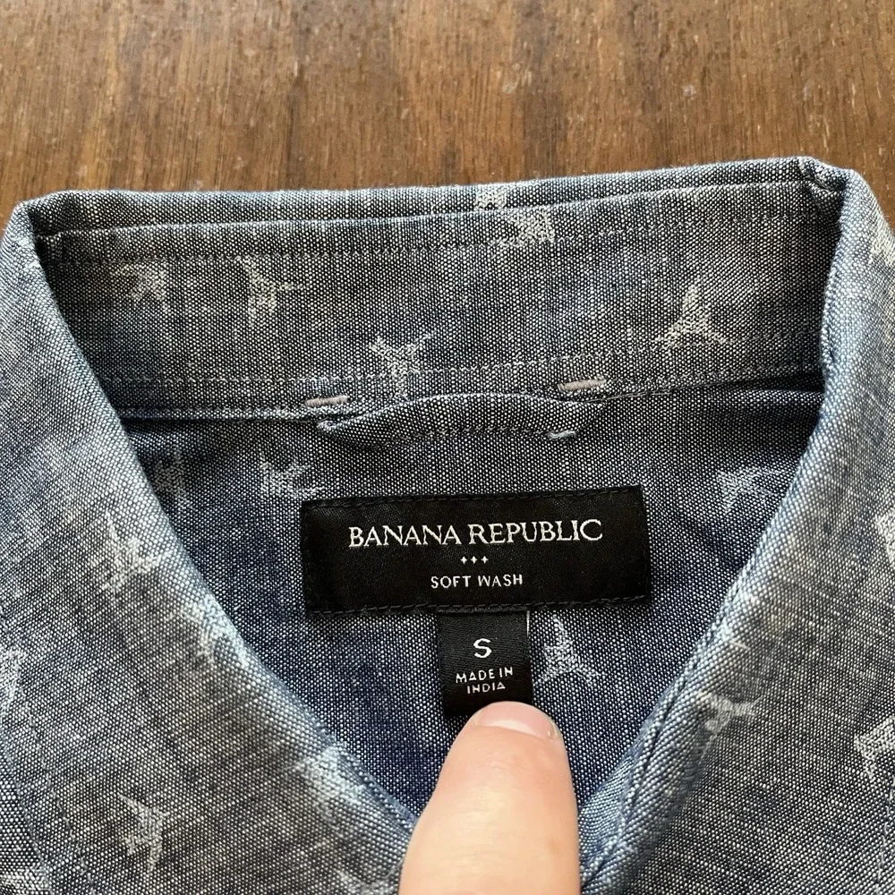 Banana Republic Soft Wash Men's S Cotton Blue Bird Print Button Down shirt NWT